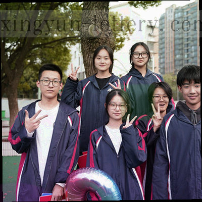 云朵图标下方有多个时钟围绕，时钟指向6点，背景为蓝色